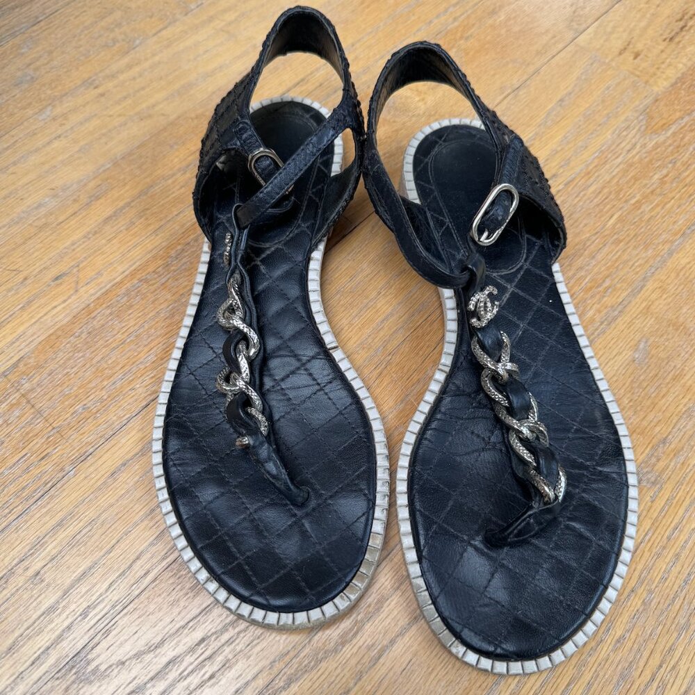 CHANEL thong sandals with chain detail CC logo Black